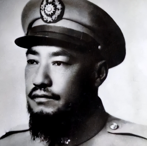1958年，青海“土皇帝”马步芳偷偷在亲侄女喝的水里下了药，扒光她的衣服后，迫不