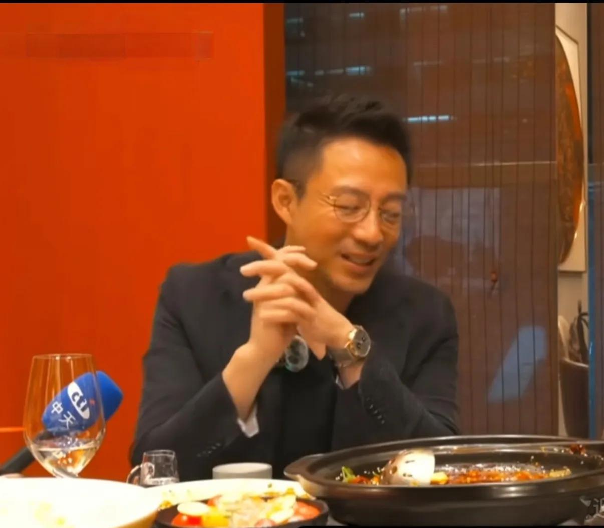 我猜到汪小菲会和陈之汉碰面，
也预料到了他会请人家吃麻六记，
但我唯独没有想到，
