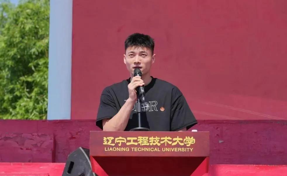 辽宁男篮鄢手骐大学优秀毕业，代表发言。



毕业典礼上，聚光灯下站着一位意气风