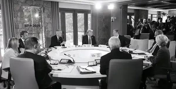 欧盟主席冯德莱恩在G7会议上不是讨论如何解决问题，也不从自身找原因，而是在跪拜美