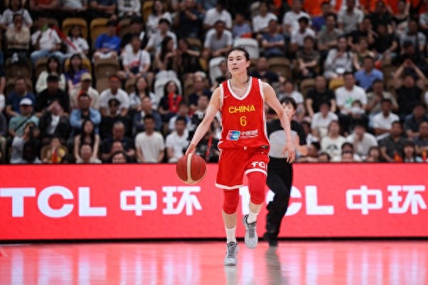 女篮热身赛合肥站，中国女篮93-61大胜日本女篮。
此役中国女篮后卫王思雨高效发