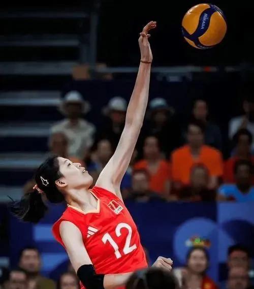 新赛季女排超级联赛和上赛季有三点不同：
1、特邀大学生联队加入B级。
2、每场最