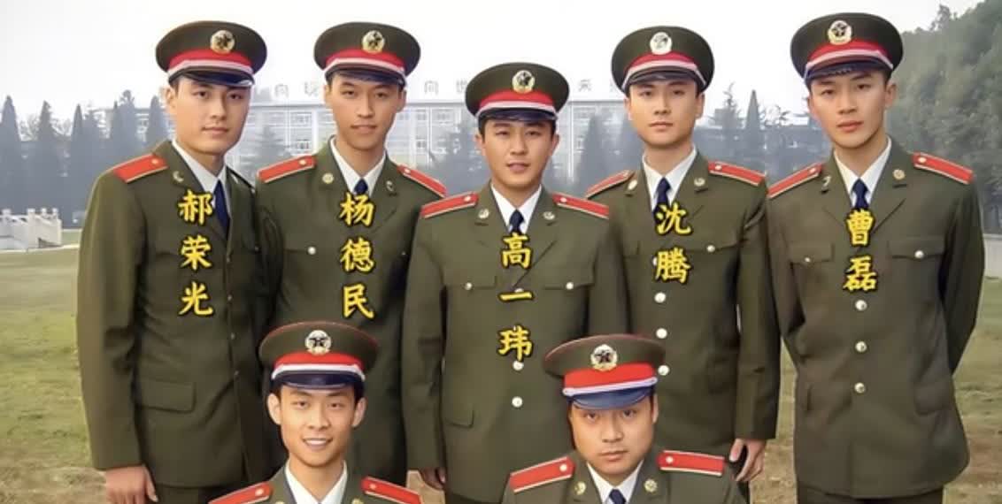 这张照片拍摄于 2007年，
是电视剧 青春正步走 中几位主演的合影，
最引