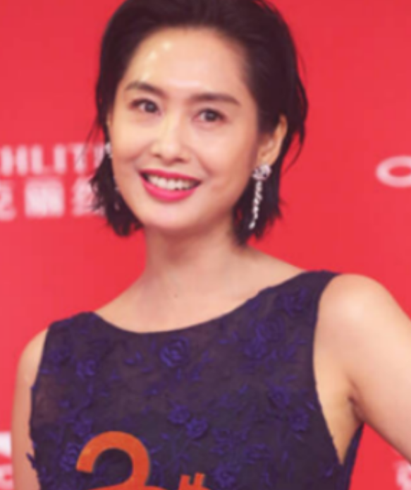 黄子华在自己的栋笃笑中自嘲此事
言语间满是反省，往后的玩笑也收敛了尺度；金像奖等