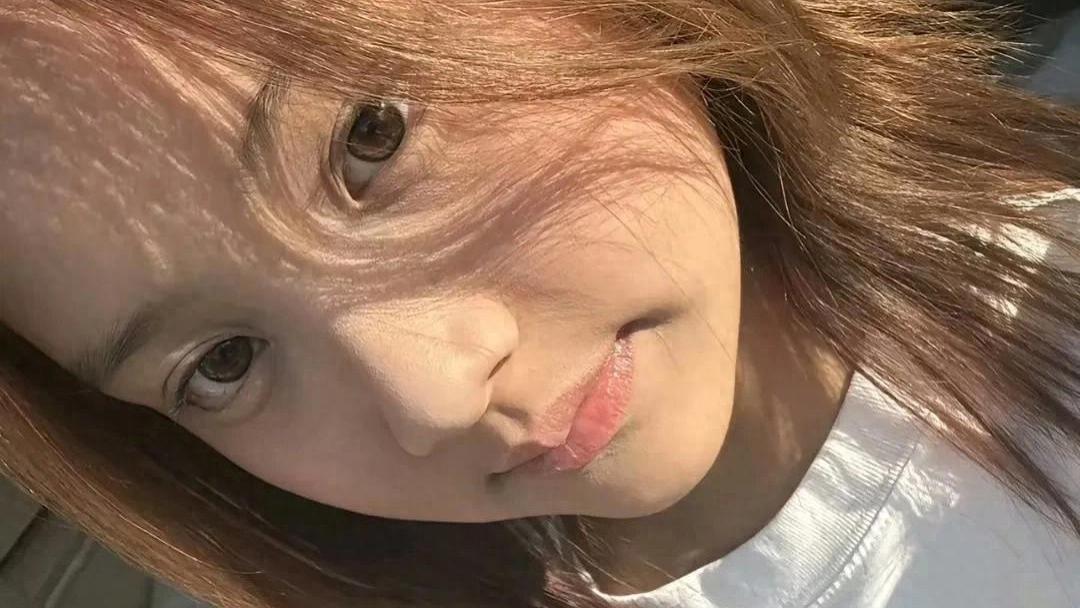 甜馨近照曝光皮肤白皙透亮女大十八变越长越像贾乃亮霸气回怼整容