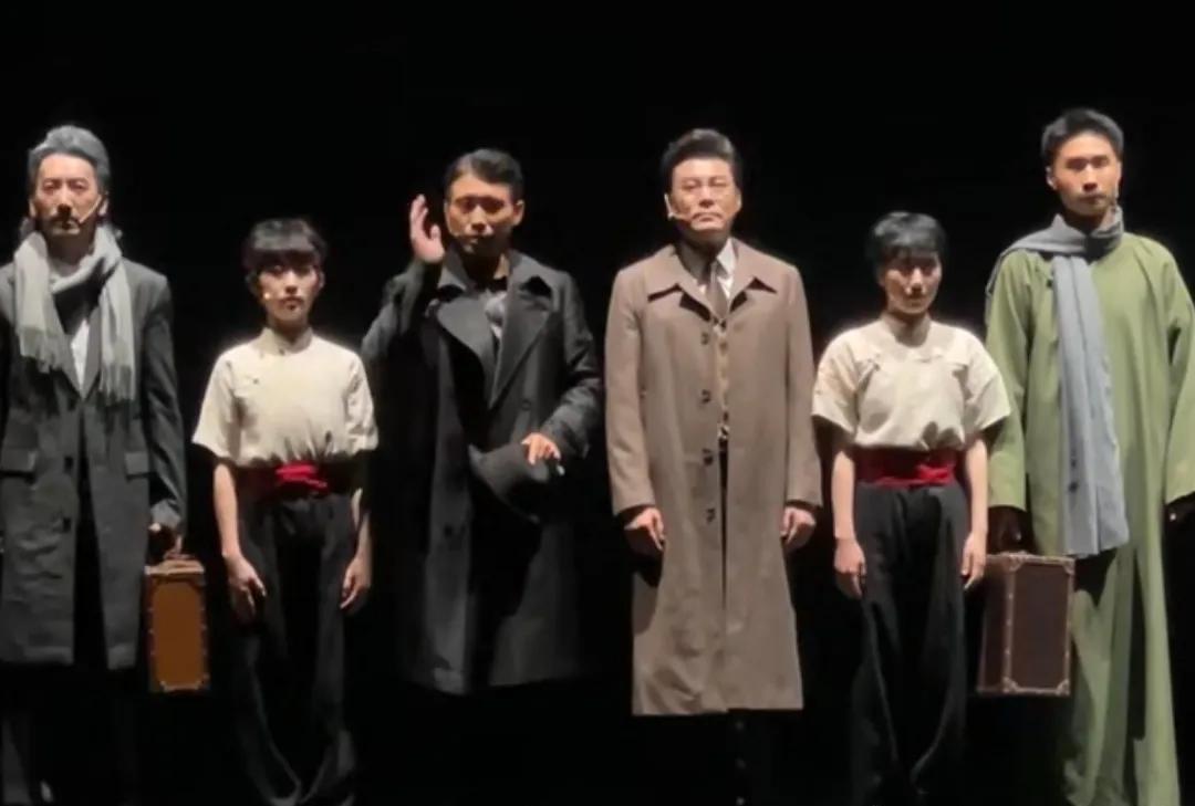 李乃文舞台发声！传递温暖情谊。《夜行者》谢幕，李乃文喊话辛柏青：我们永远在一起！