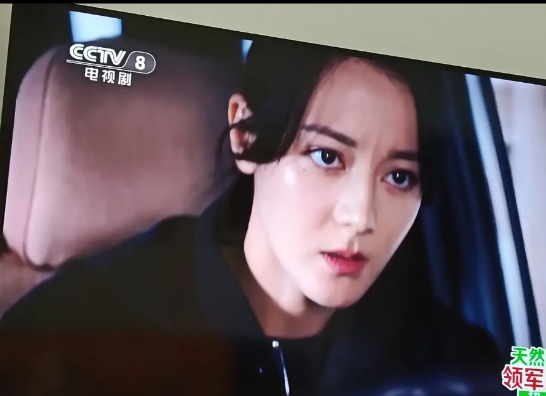 迪丽热巴能不能扛起这部剧？？
目前看利剑玫瑰里，迪丽热巴台词软绵绵、气血不足的样
