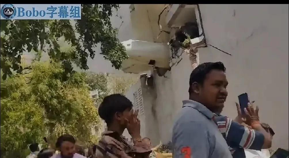 印度这栋建筑质量真是太好了！
飞机撞进这栋楼房，楼房只是破了个大洞而没有倒塌，质