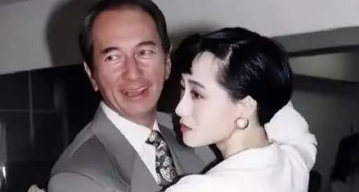 澳门赌王差一点成5太太利智。被4太太威胁逃走澳门利智，后被离婚李连杰追。生二个女