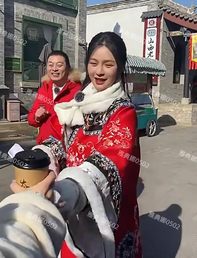 山西古县城偶遇沈梦辰，本人满脸科技感！
她个子很高挺漂亮的，但卧蚕鼻子苹果肌都不
