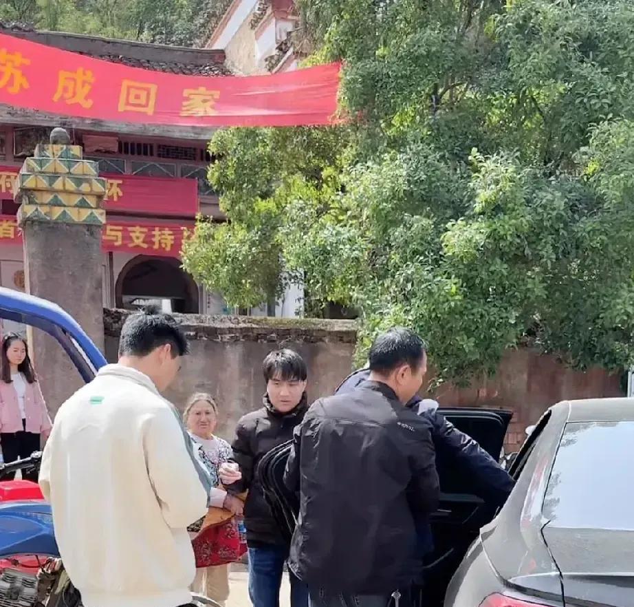 那些担心家里穷不找家的孩子们看看苏伢子，他家很穷，爸爸有很严重的糖尿病，走不了路