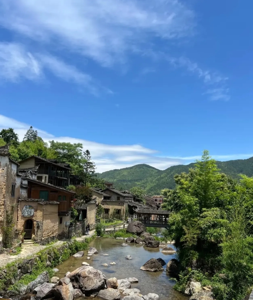 6月14日郑钦文止步四强，不过她已经足够了不起。此前她在巴黎奥运会一路过关斩将拿