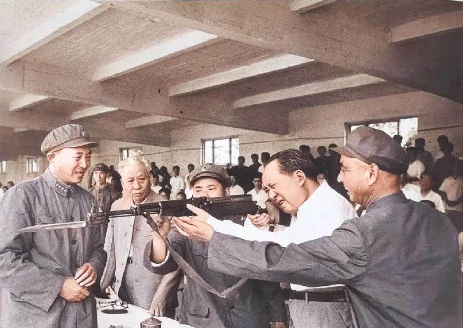 1964年6月15日下午，毛泽东、刘少奇、周恩来等党和国家领导人，在北京西郊射击