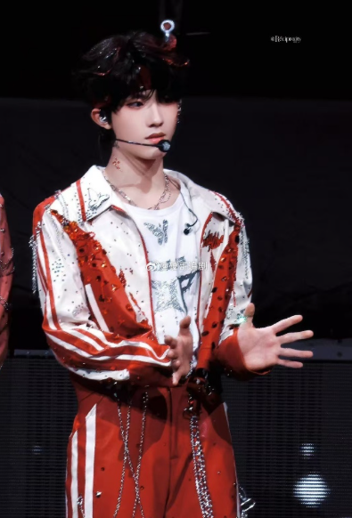 三次最爱一次比一次坚定。能这样坦然表达情感的偶像真的难得，未来的每一天都会在的