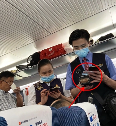高铁上的离奇事：
工作人员查身份证号，
咋就“查无此人”了？

五一带孩子坐高铁