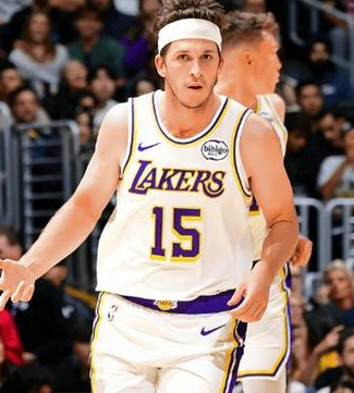 里夫斯22罚51分，湖人险胜国王。NBA常规赛，湖人客场挑战国王，这场比赛詹姆斯
