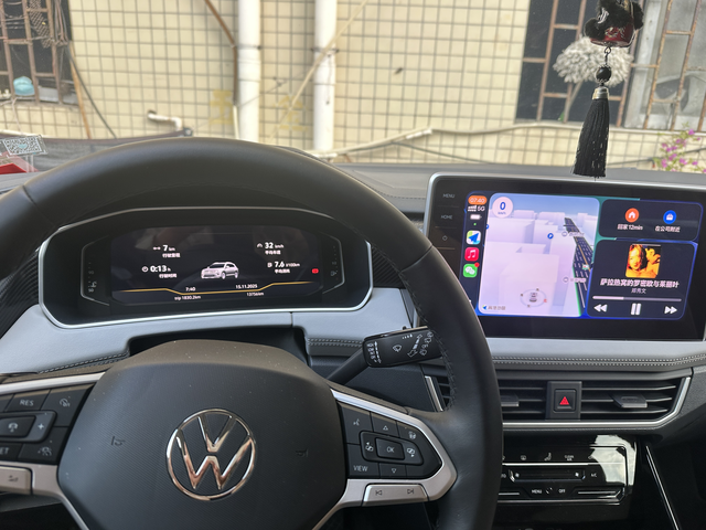 今天早上出门出得早
而且还是周未没有什么车，停车准备下车时看到这个油耗有点点低。