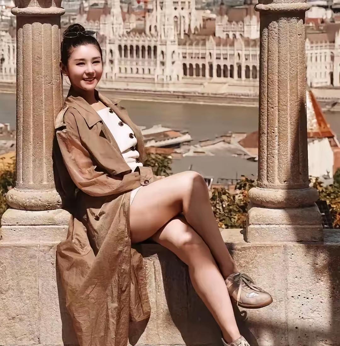 著名演员李小萌到底是怎么做到的啊？她的脸型精致好看，她是幼态脸的代表，她的上半身