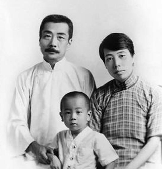 1941年，一个日本兵，对满身伤痕的许广平吼道：“把衣服脱下来！”当时正是冬天，