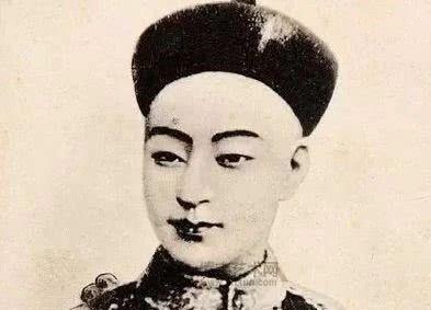 慈禧太后驾崩的前一天，光绪帝正躺在床上痛苦打滚。他面色发黑，舌头泛黄，肚子像被人