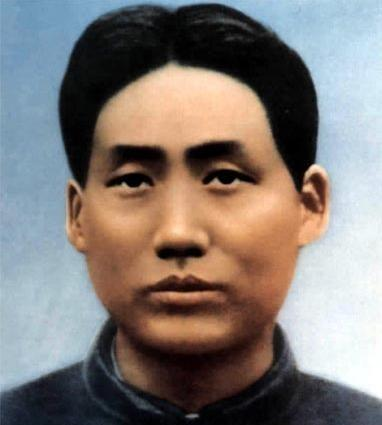 1927年，毛泽东被捕后，在押去处死路上，突然对一名团丁说：“老哥，我腿疼，伤筋