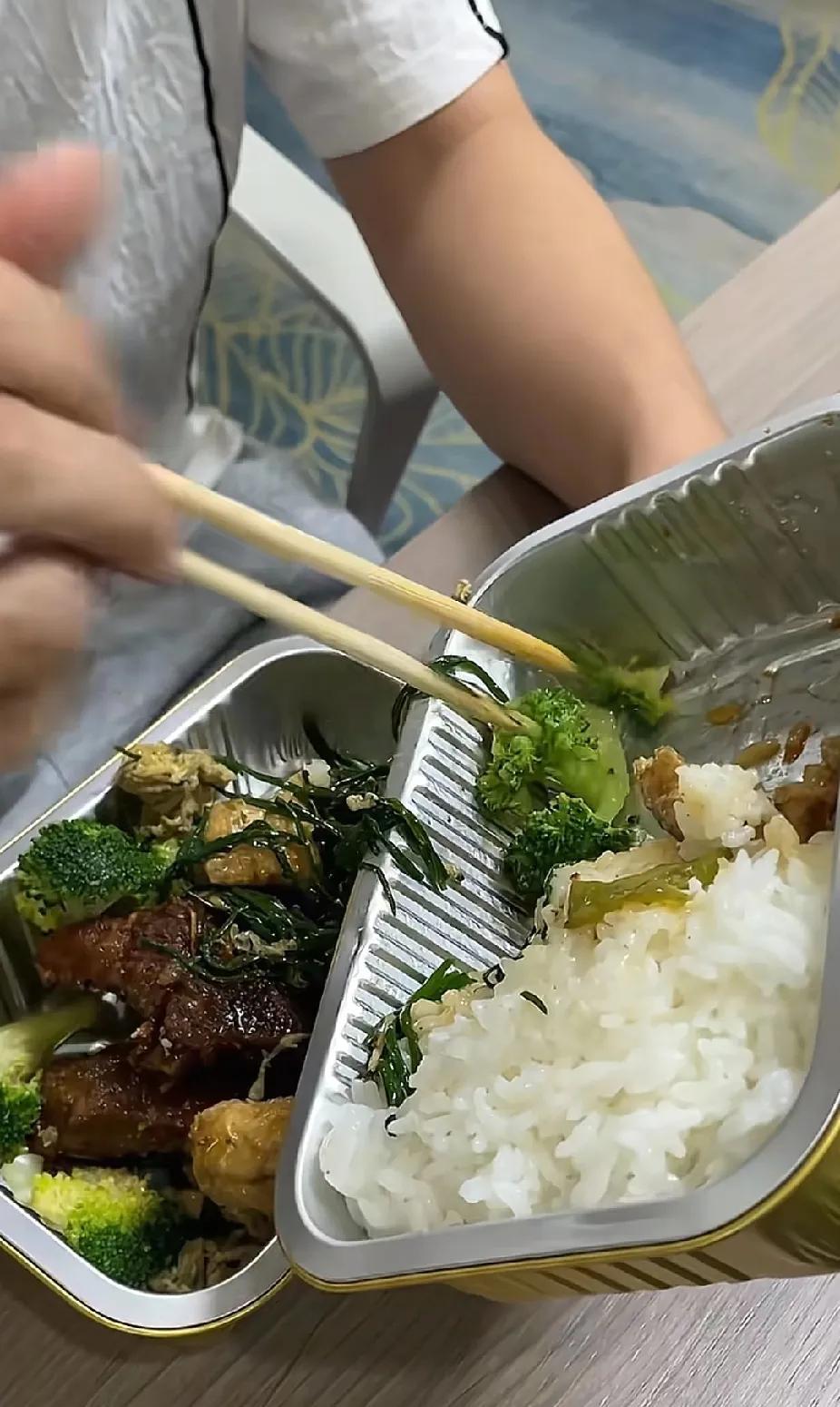 公司老板娘无意间看到一位员工男孩吃饭时，将饭盒里的肉和菜夹了出来，老板娘当即打电