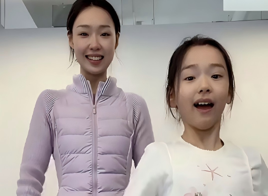 董璇坦白：看到女儿，我心里会空一下。
​这话，真不是凡尔赛。
​她女儿小酒窝，才