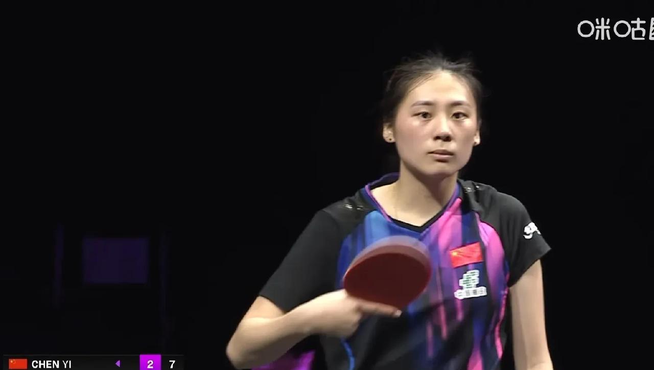 陈熠3-2赢了王曼昱，相信很多人都想不到。
王曼昱今天红色发带出战，最熟悉的姐妹