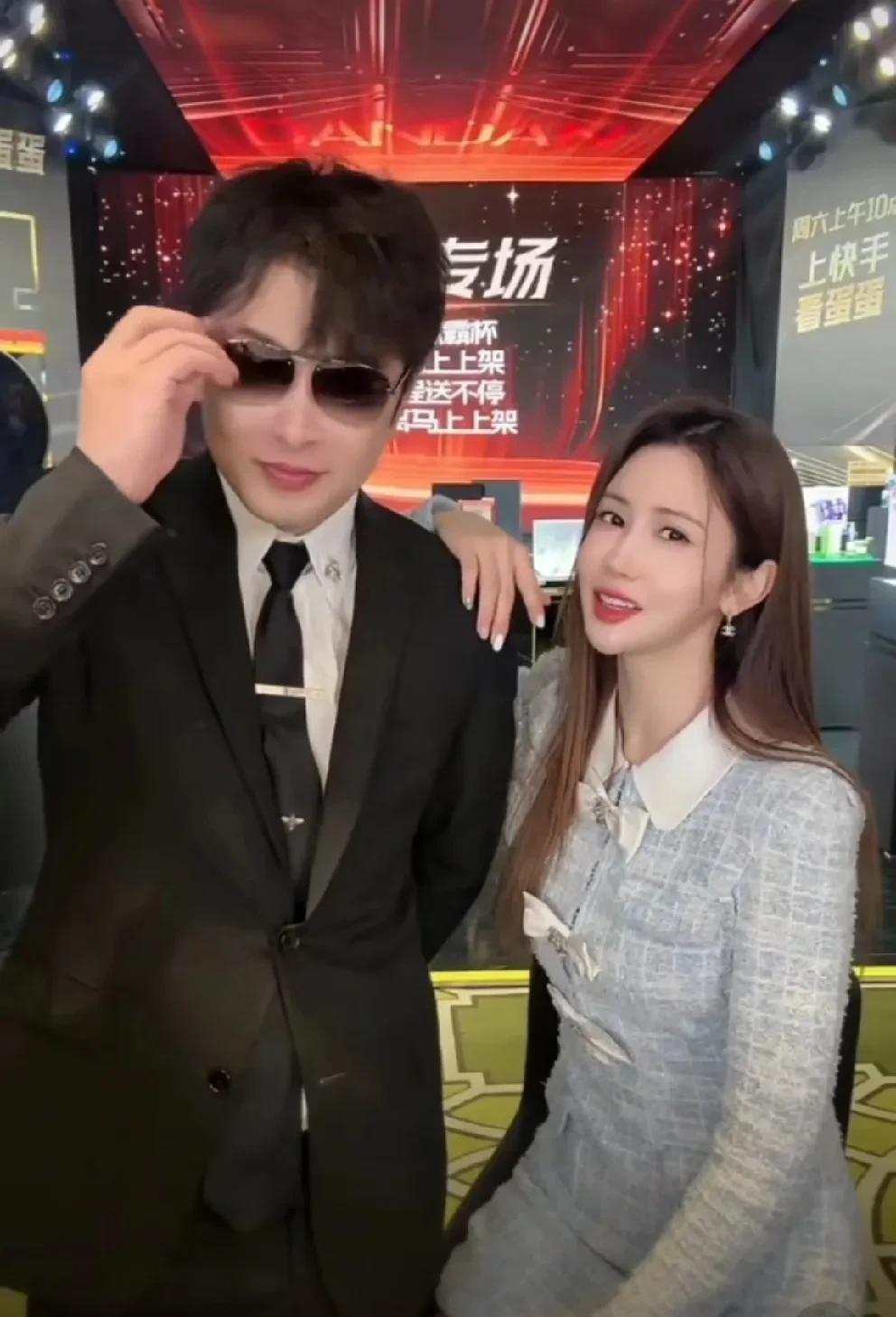 韩国女星嘉宾称辛巴长的像李栋旭！
           辛选海外直播韩国专场，韩