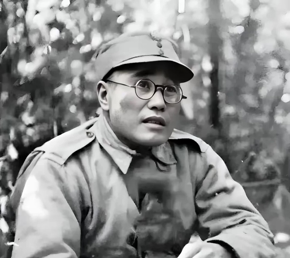 1942年5月，缅北的雨雾裹着腐叶气息扑面而来。廖耀湘站在野人山边缘，看着新编2