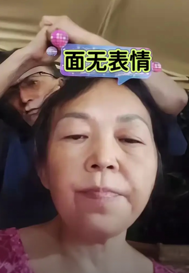 罗爸罗妈开启了直播，但是她们俩的行为却很反常。

她俩基本不怎么说话，就坐在镜头