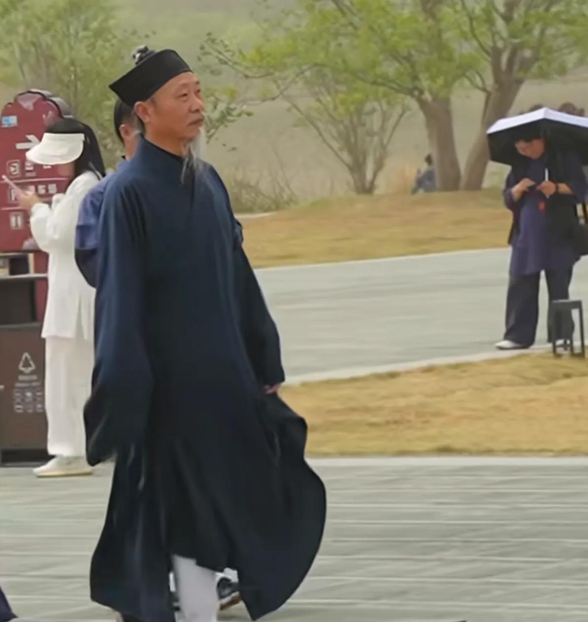 武当掌门钟云龙，绝对是个有真本事的人！
当年有人上山踢馆，恰好钟云龙在午睡。被打