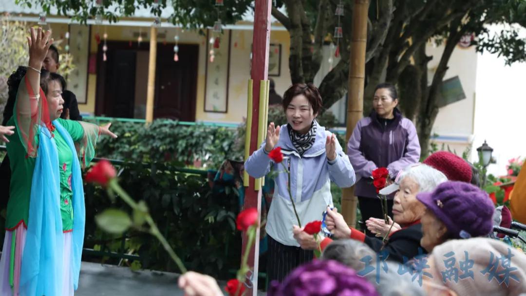 一家四口扎根养老院，用陪伴为失能失智老人筑起“温暖港湾”