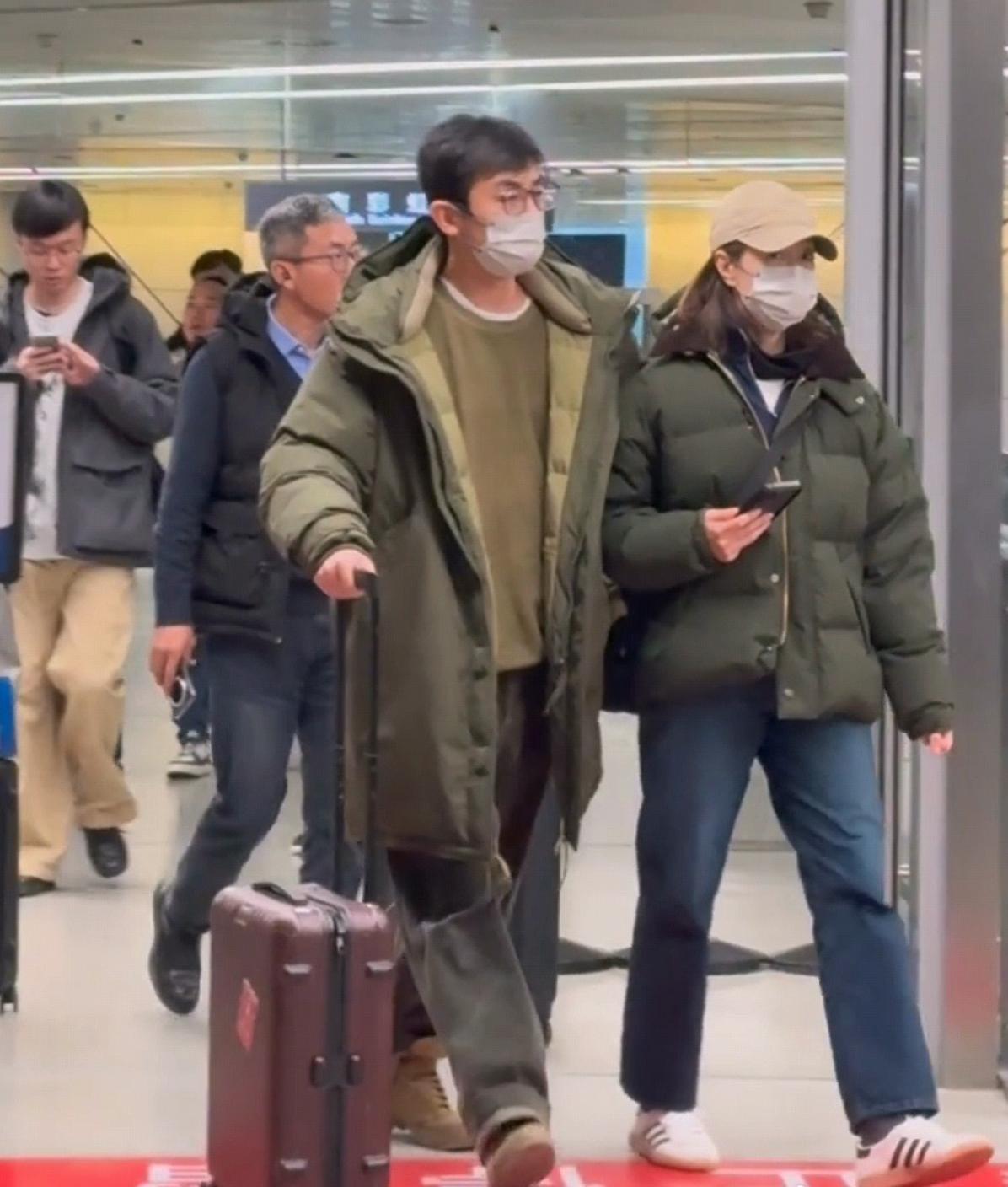 朱亚文夫妇，真实夫妻现状曝光！

3月10日，朱亚文和老婆沈佳妮最新近况曝光。令