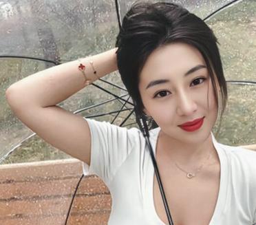 老公说:“30多打扮还跟小姑娘一样[汗]没有女人味”[疑问]<br />
<br