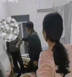 这天中午，妻子在家里把一个陌生男子叫进来。
没过多久，老公下班回来了，没想到遇到