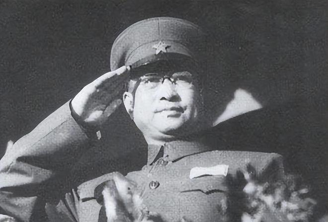1953年，陈赓的车在哈尔滨被一个交警拦下，他直接拉开车门坐到车里，随后对司机说