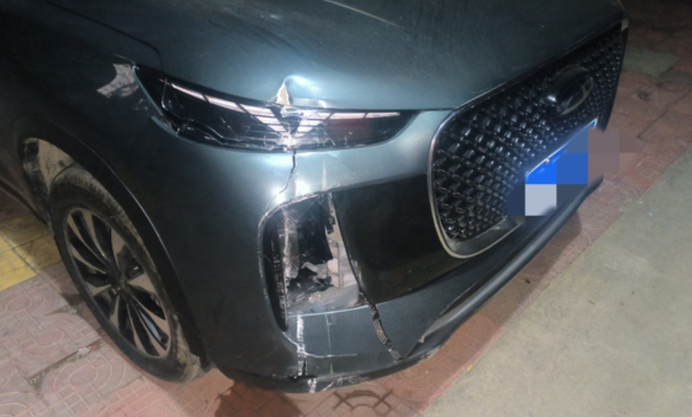 新车首撞来的这么快
提车还差两天满两个月，昨天晚上破处了，真是车不能外借啊！一头