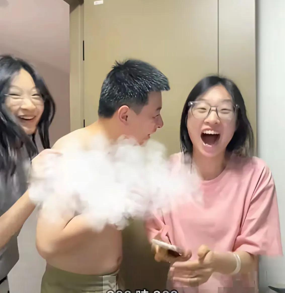 想问全天下的父母一个问题:
一边是考得高分却郁郁寡欢的孩子，一边是考得不咋样却欢
