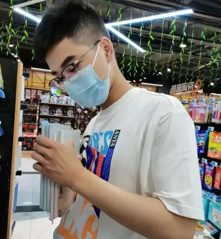 安徽一男孩6年前得白血病，接受28689名网友的捐款后，母亲靠打工还了59万的善