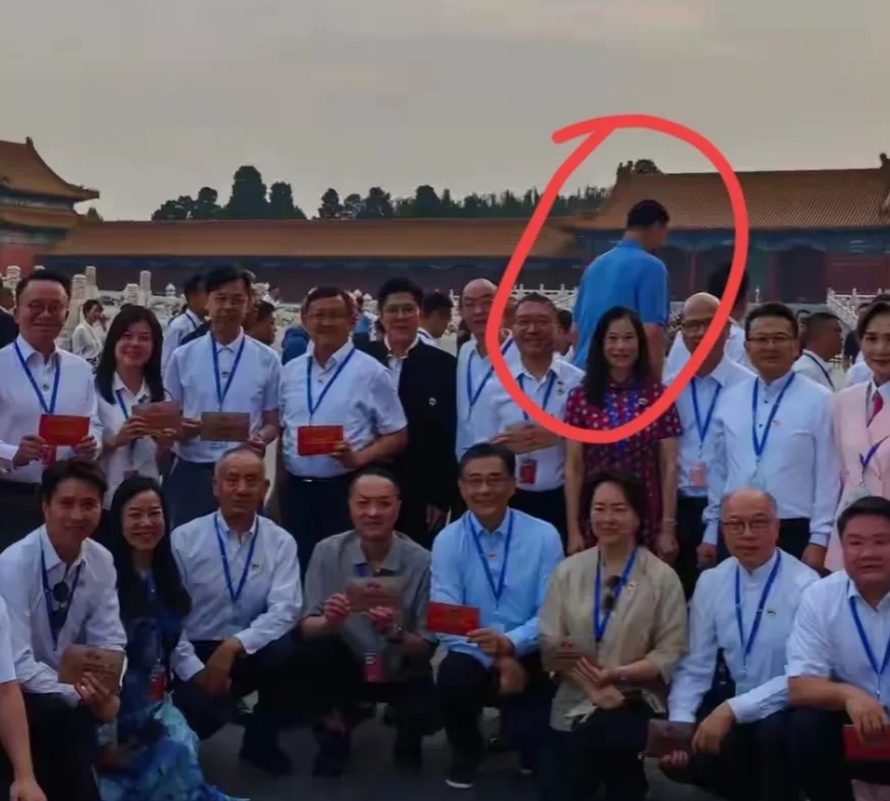 9月3号大阅兵，这姚明太引人注目了，就是有点不合群，合照都不和人家拍[捂脸][捂