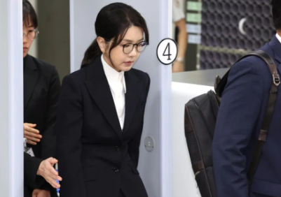 金建希第三次接受特检组传唤调查，拘留期已经延长了。消息称，金建希当地时间21日下