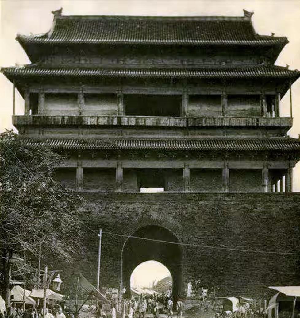 1951年，三轮车夫载完乘客后回家休息，却碰上了公安搜找特务，他一愣，随即想到了