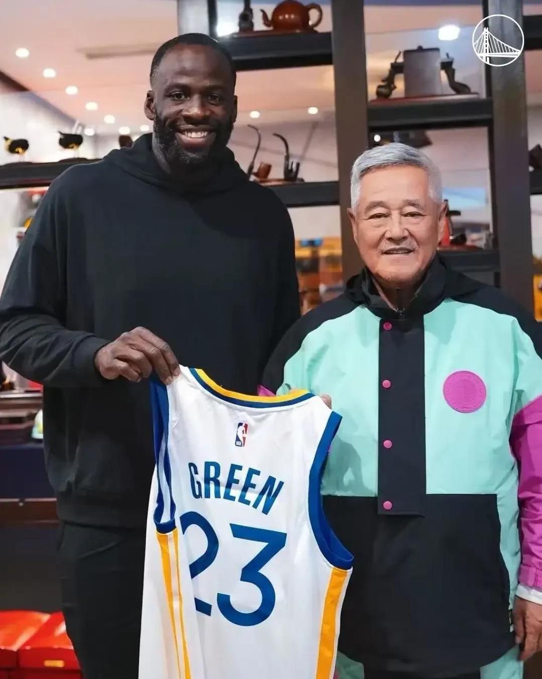 格林最近在中国行，该说不说本山大叔最近几年喜欢篮球的，此前他也投身过辽族的事业当