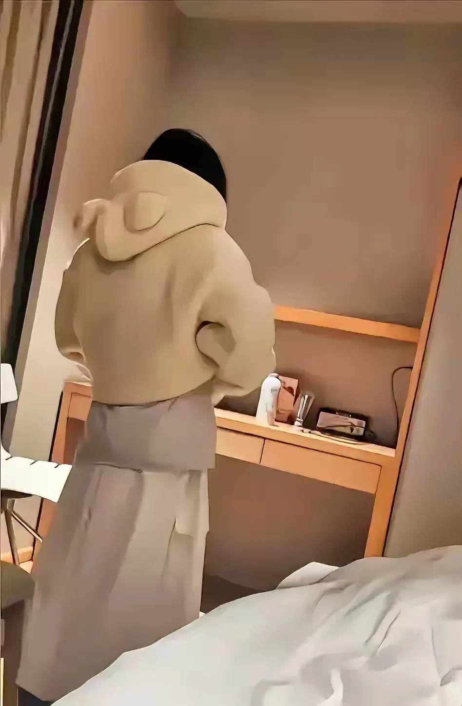 和女朋友一起去他读书的地方玩，昨天住酒店她手机直接自动连上了wⅰfⅰ，今天换宾馆