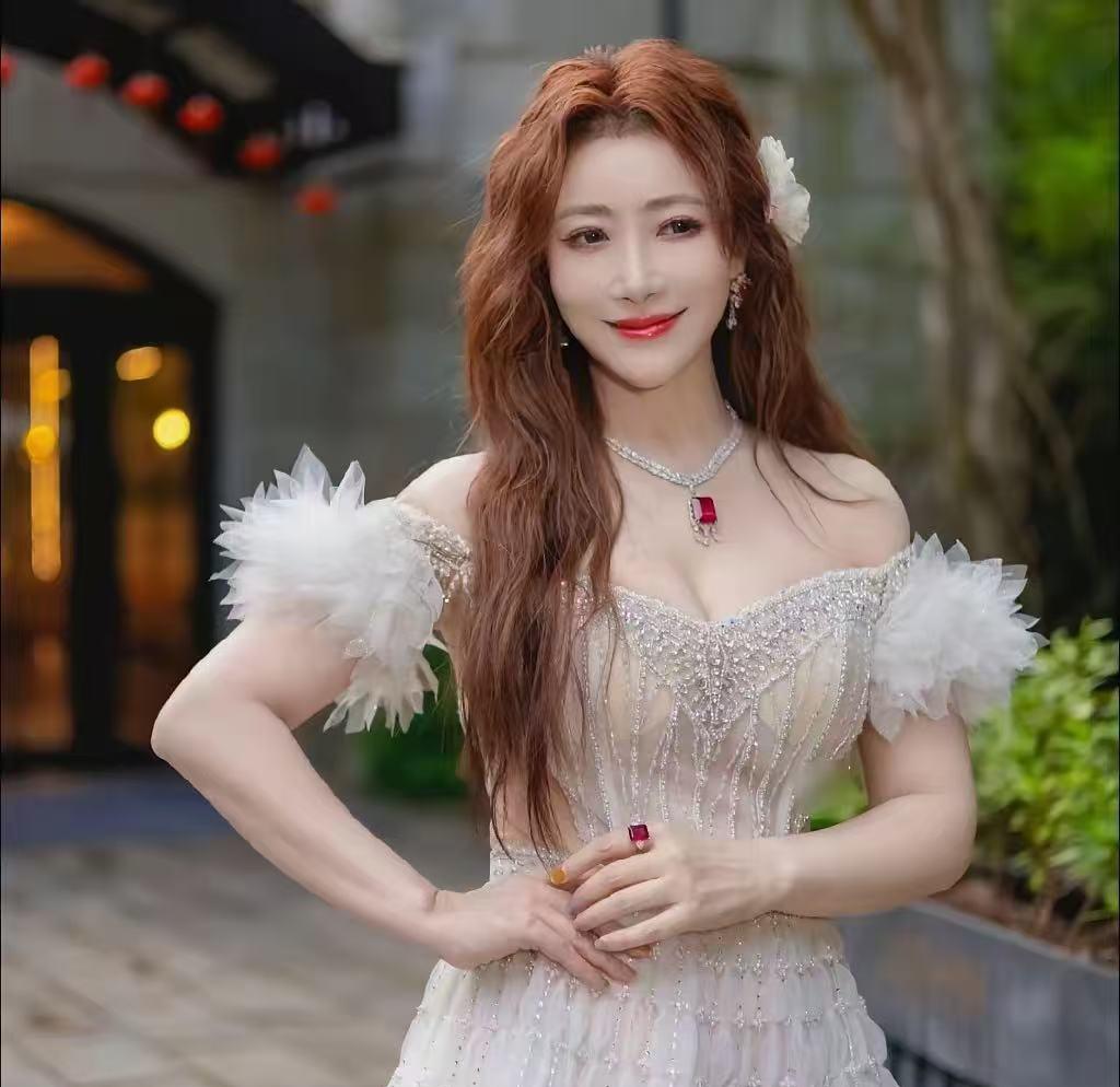 我问我外婆，为什么陈紫函41岁就怀不上了，伊能静47还能生女呢？
我外婆说，可能