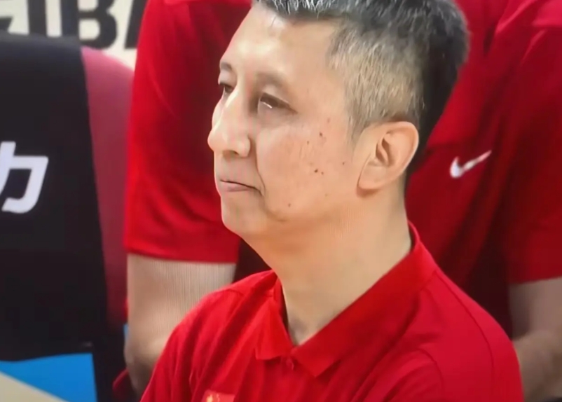 中国男篮输给韩国男篮并不可怕，可怕的是如何调整这三个方面:

1.人员架构搭配。