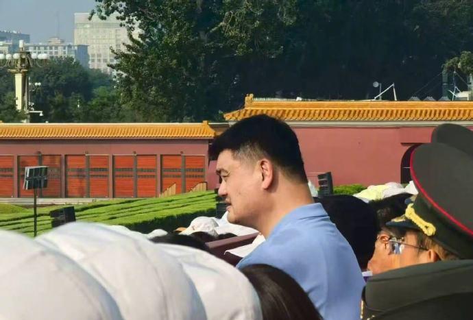 前面那个人，请你坐下，挡住我们了。
哈哈哈哈。
作为体育界的杰出代表，姚明出席阅