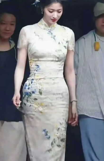 王楚然这身材一点都不干柴很端正我一个女的都心动了。