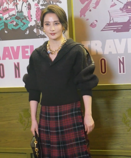 年轻时候美爆了，即使到了这个年龄，在同龄女明星中她还是天花板，勤勤长的真漂亮真美